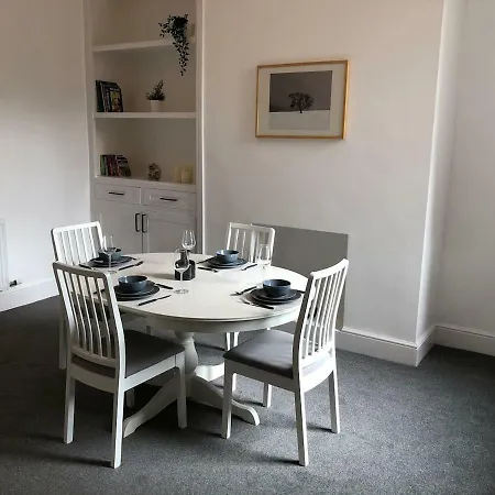 Attractive 2 Bedroom City Centre Townhouse شقة *