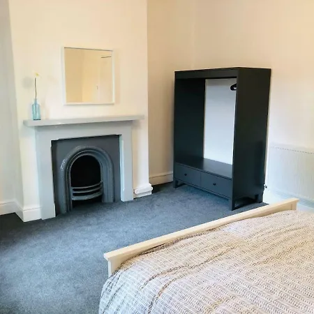Attractive 2 Bedroom City Centre Townhouse Apartament